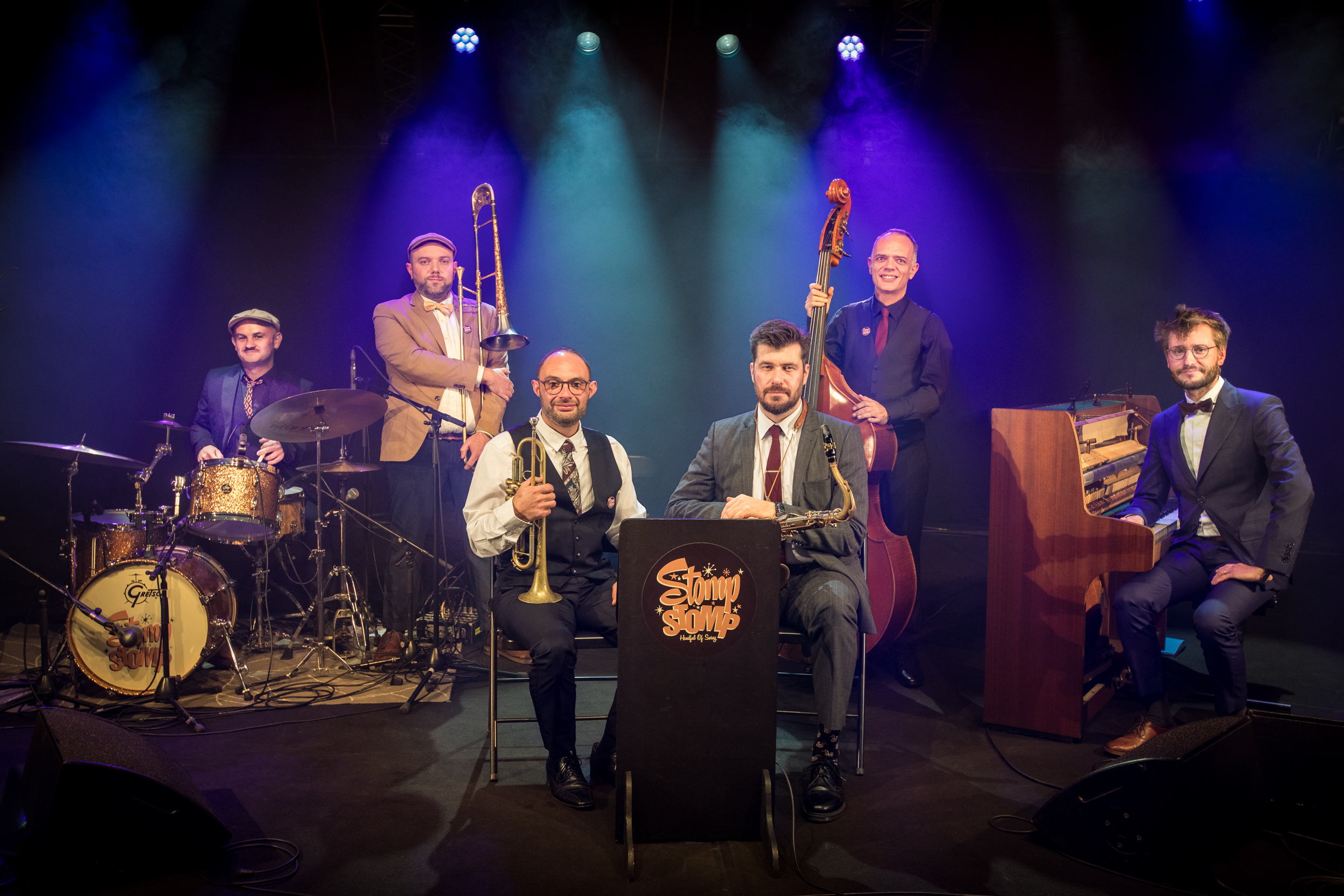 Le sextet Stomp Stomp sur scène
